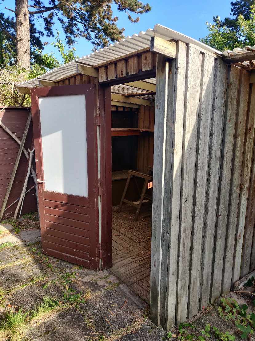 Nedrivning af to skure, mindre anneks samt lille jolle på sommerhusgrund i Høve strand