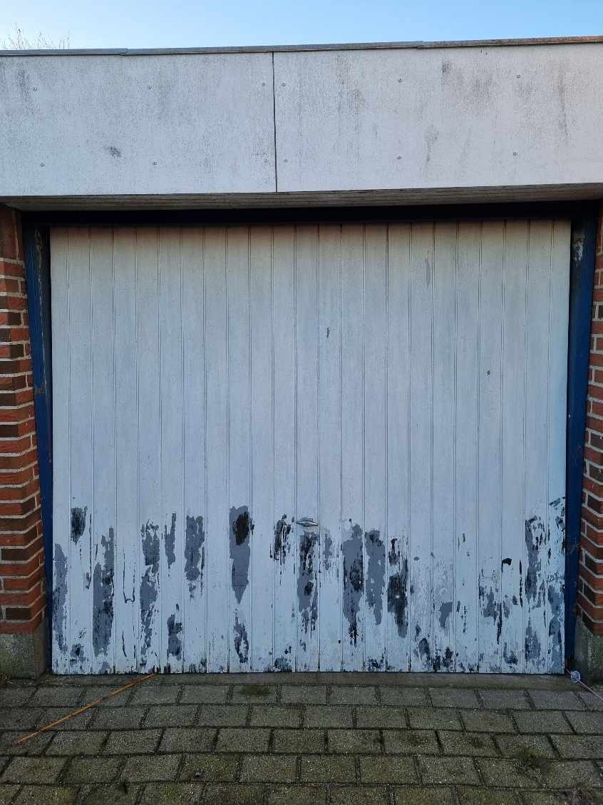 Vores garage port skal males hvid.