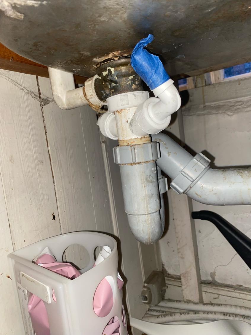 Installation af bordopvaskemaskine under vask 