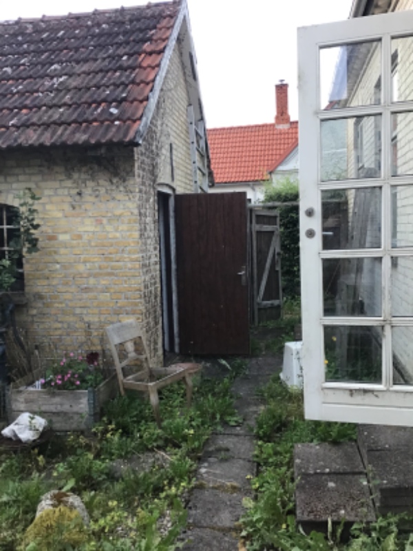 Olietank; 75x125x140. Ønskes tømt og fjernet. Den står i et skur.