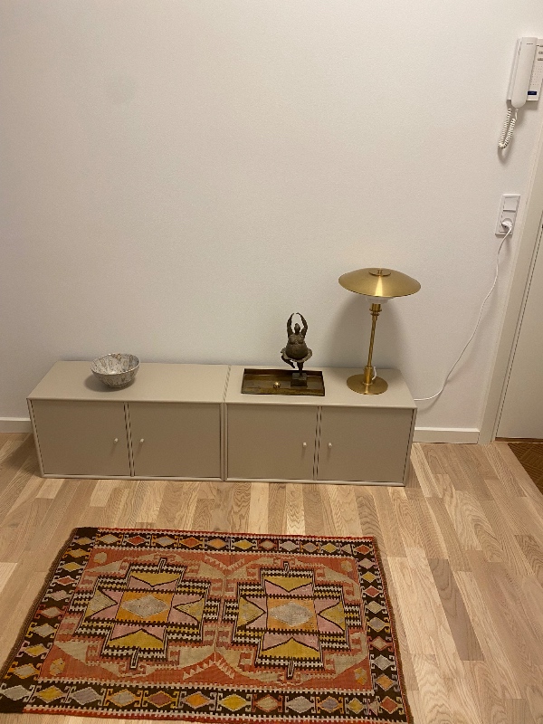 Ophæng af 2 skabe, ophæng af billeder