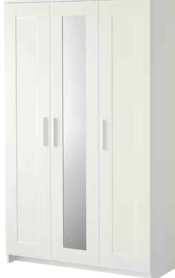 Prisen til  samles 2 garderobeskab på 1st sal i Assens.