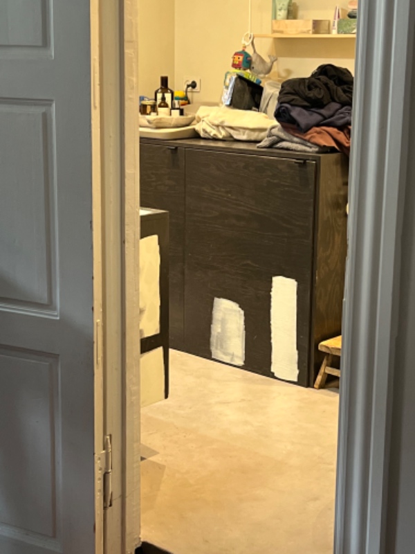 Fjern sort bejdsning fra møbel