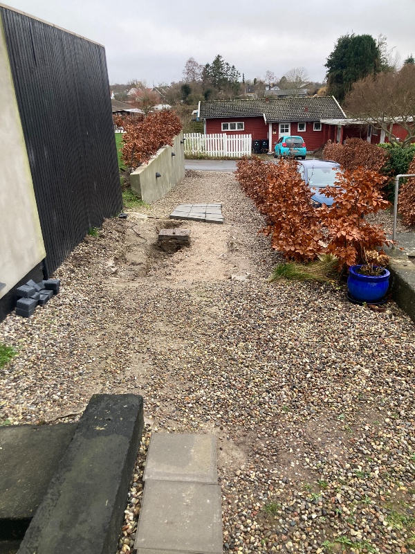 Lægning af flise opgang til hoveddør - ikke kørebelægning.