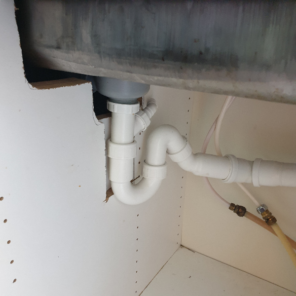 udskifting af gamle køkkenvask med en ny