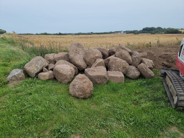 Afhentning af store sten og muligt også en bunke affald fra haven.