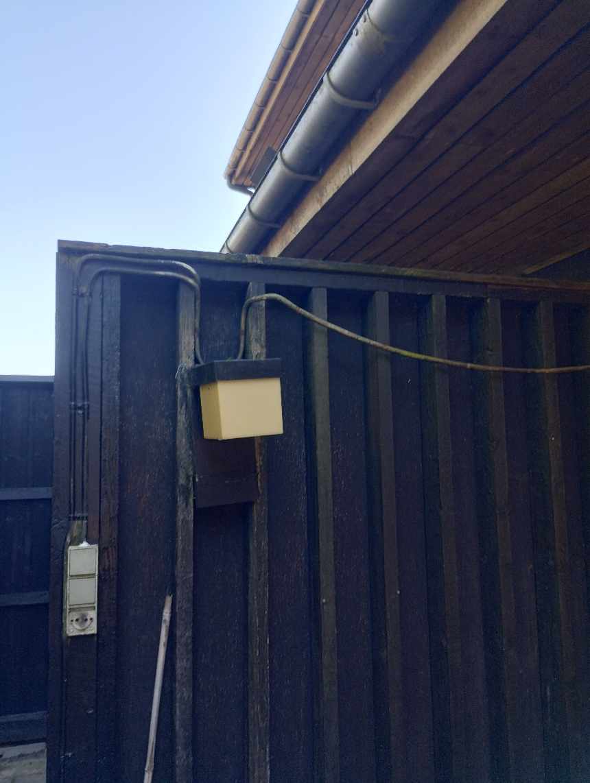 Afmonter udekampe, samt udskiftning af stikkontakt . Og opsætning af badeværelse lampe