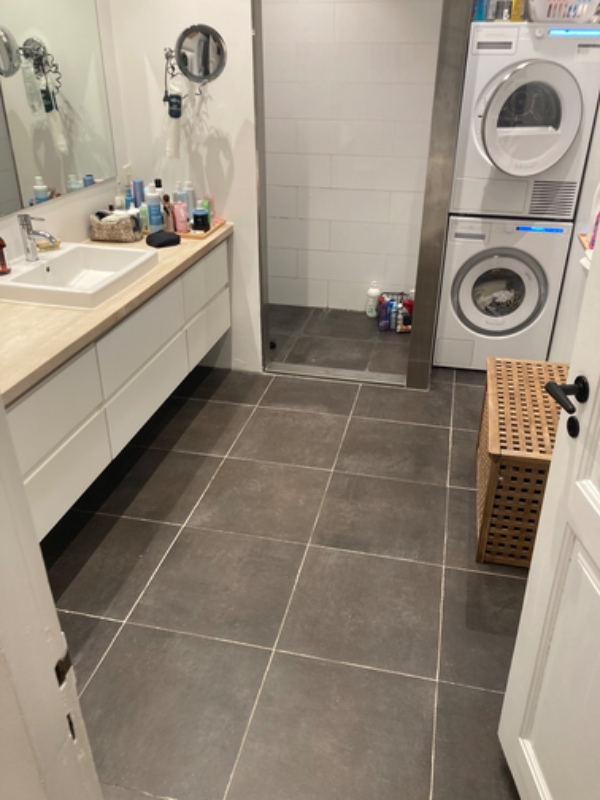 Nye fliser i brusekabine og gulv