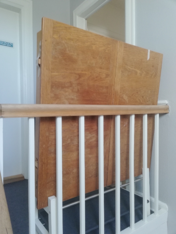 Bære tung bordplade (90 x 90 cm) fra 3. sal og ned i kælderrum