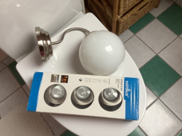 Skiftet en badeværelseshylde/glashylde, opsat håndklædestang - og skiltning af en lampe og tre spot