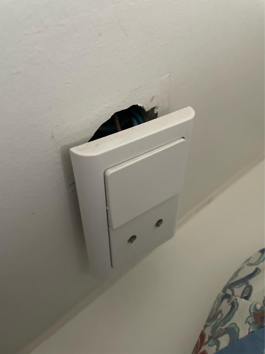 Fastgørelse af stikkontakt