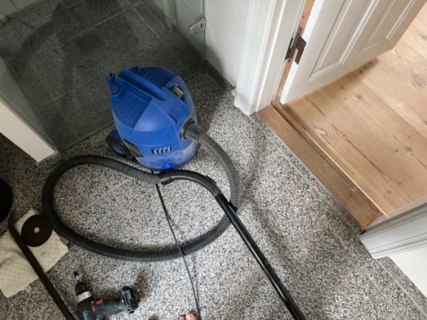 Fjerne og nye fliser, 3 kvm, badeværelse