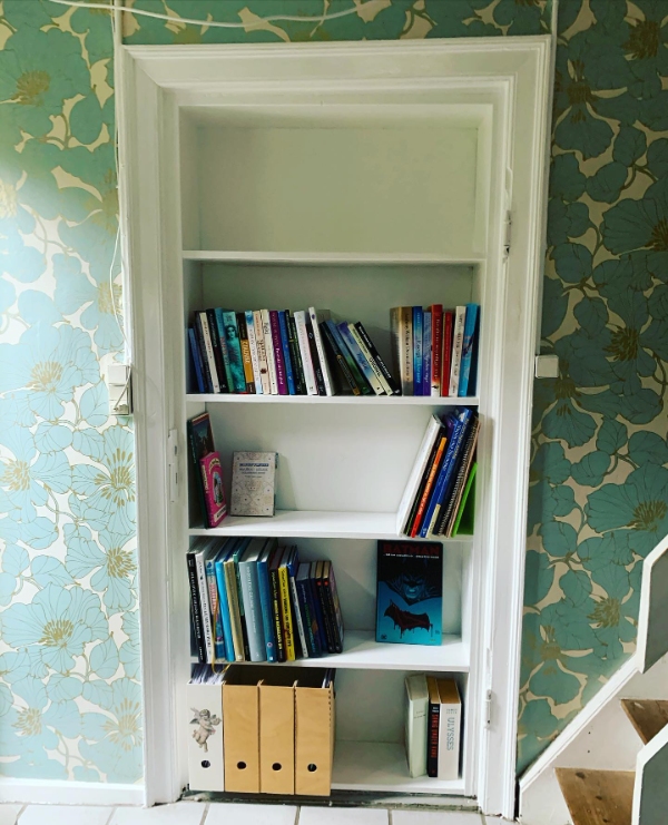 Tidligere døråbning lukkes og erstattes af reol