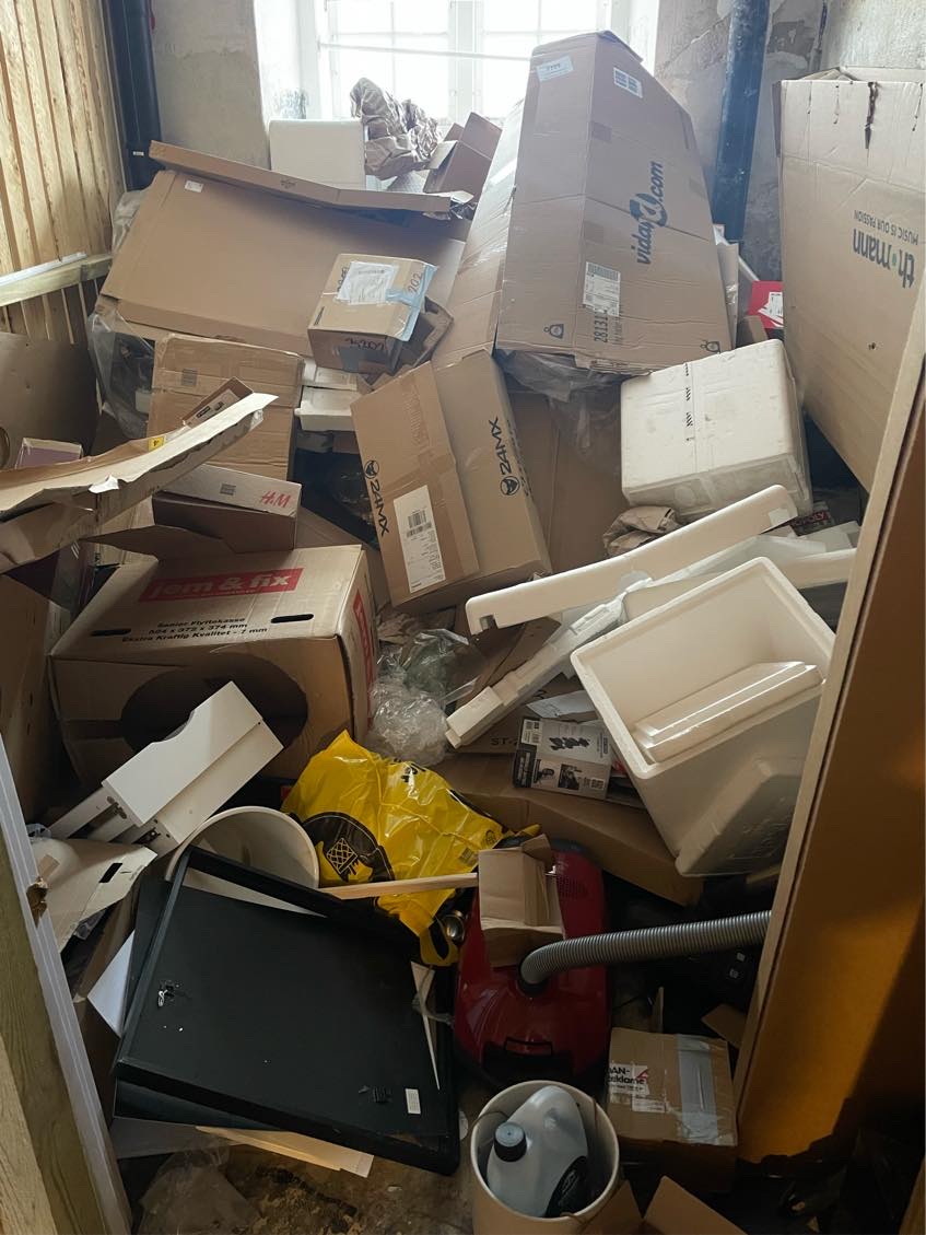 Rydde kælderrum for pap m.m.