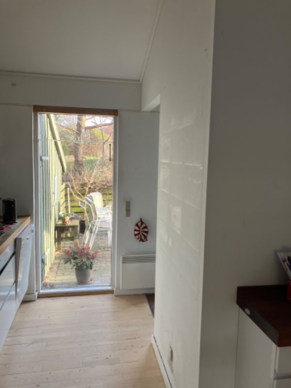 Maling af køkken-alrum ca. 25 kvm (inkl. én væg, hvor løst tapet skal ned og nyt filt sættes op)