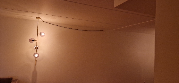 Skjult ledninger fra tre designerlamper i stuen. Opgaven omhandler ca 13 meter ledning.