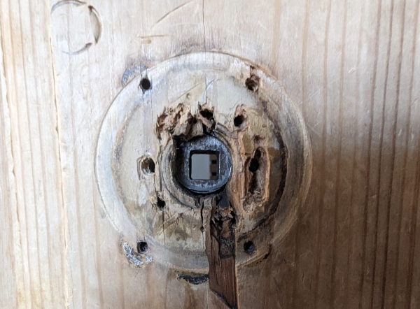 Ophængning af lampe, fikse ophæng til gardin i soveværelse og fikse dørhåndtag på indvendig dør