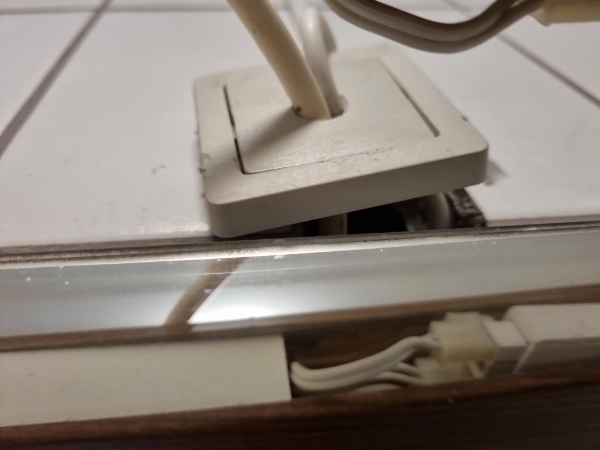 Afmontering af spejl og lys og montering af Storjorm spejl fra Ikea