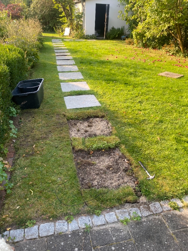 Lægning af 20 stk. (60x60x2 cm) havefliser som trædesten