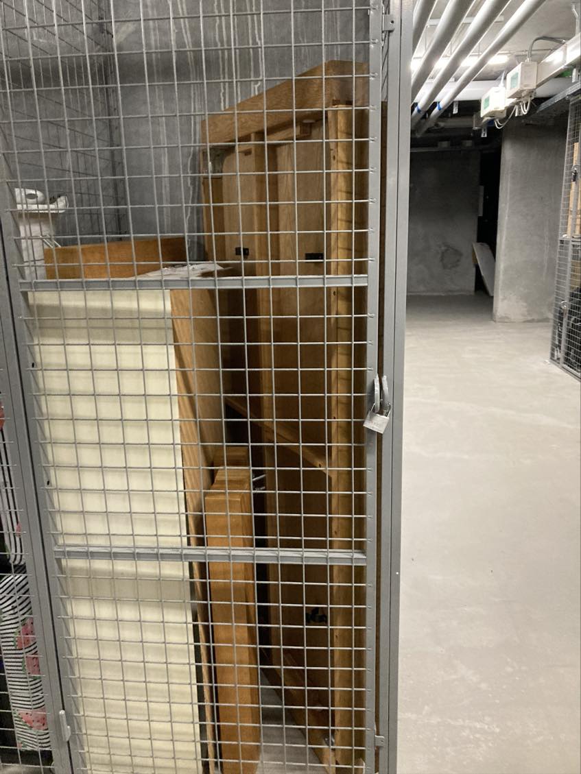 fragt af spisebord, reol og seng