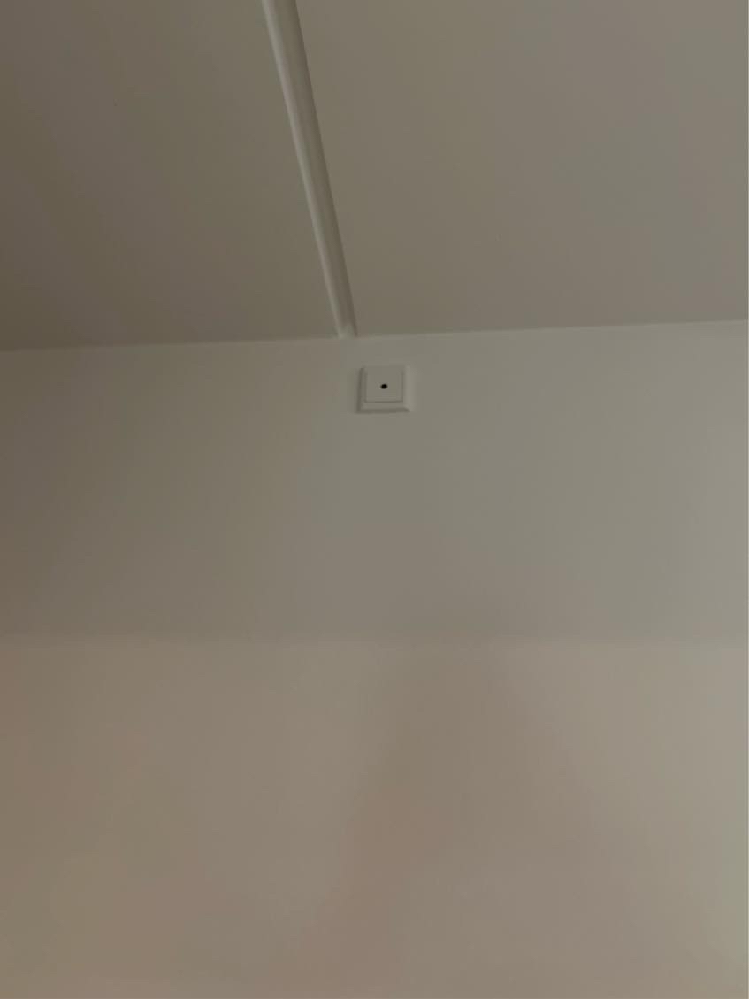 Ophæng af lampe, 2 hylder samt 2 knagerækker