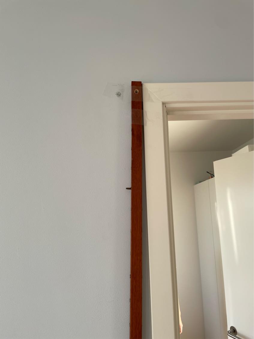 -Opsætning af teaktræsreol (der er gået løs), Hænge et billede op