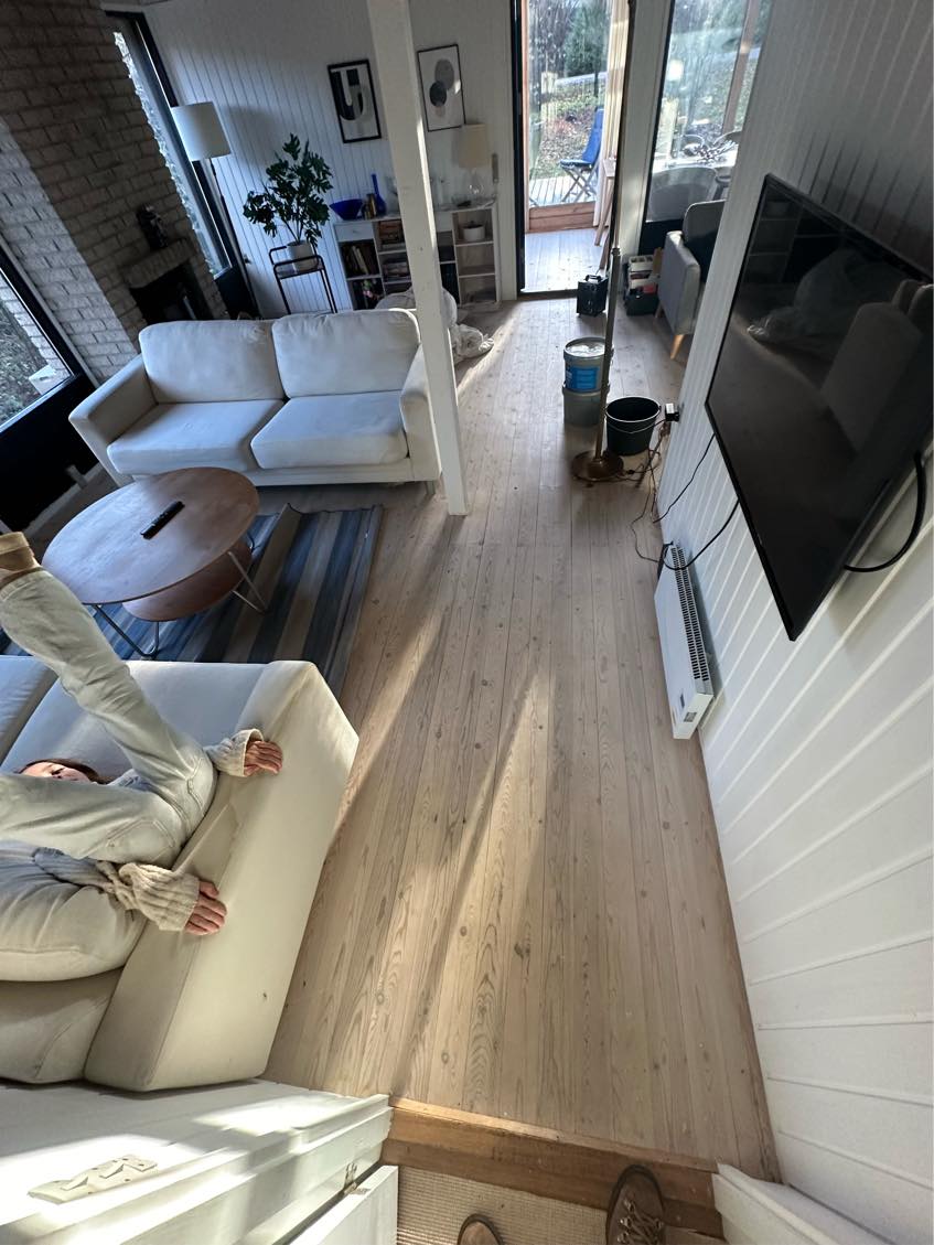 Gulve males I højglans maling