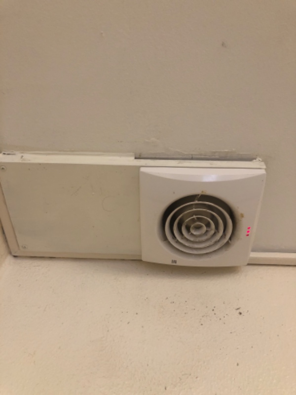 Vi skal have omkodet en larmende badeværelsesudsugning og måske have den renset.