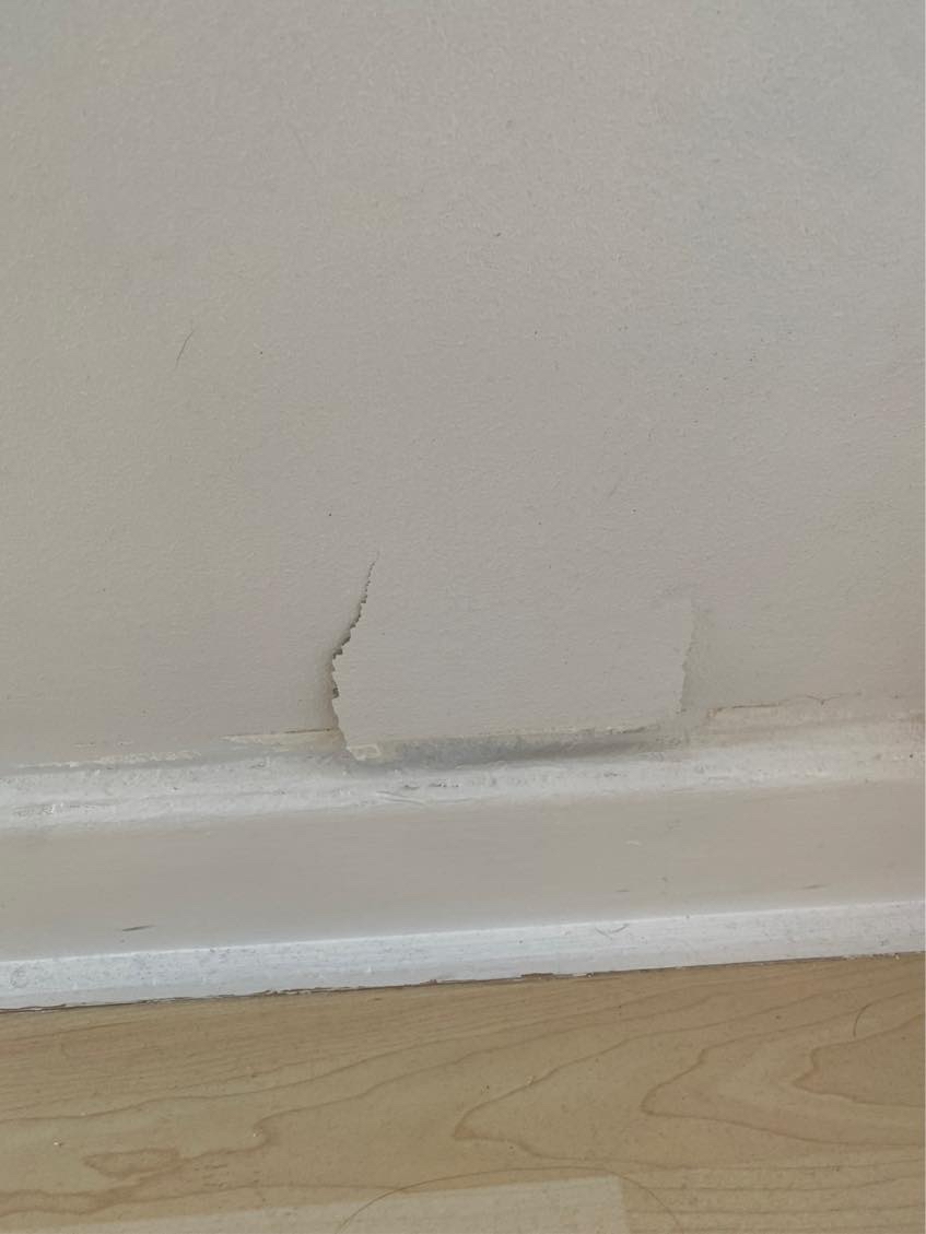 Lapning af huller og fjernelse af stikdåse.