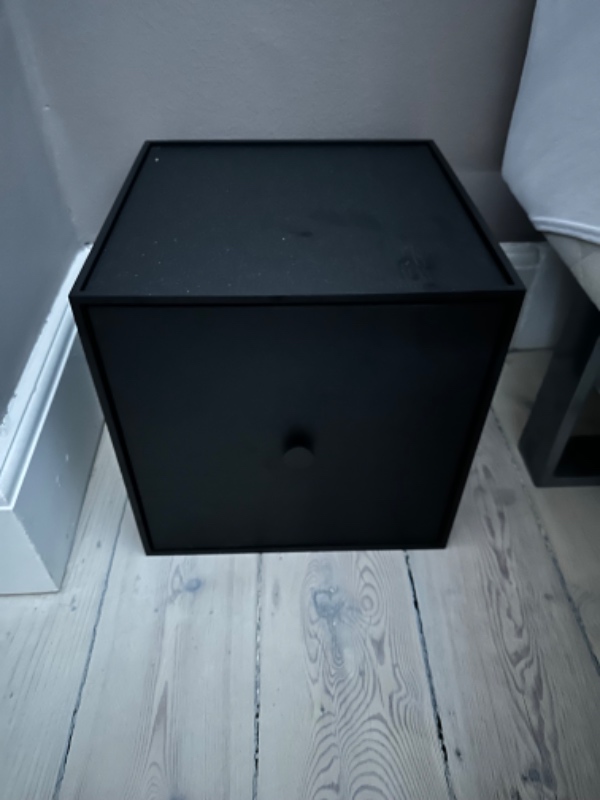 Hjælp til ophæng af to lamper, et spejl og et natbord.