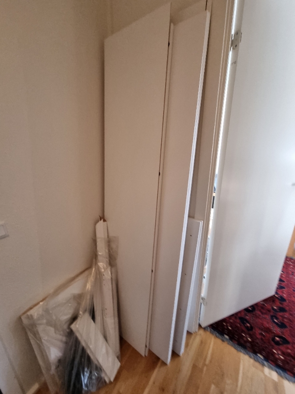 Samling af garderobeskab fra Jysk  med 2 døre og 5 hylder. Fastgørelse til væg.  Alt er pakket ud.De