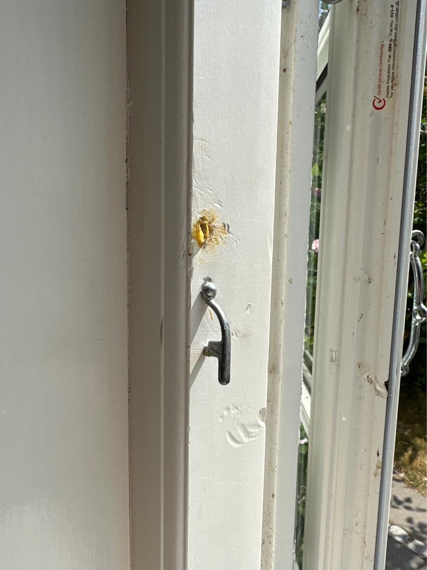 Reparere hængsler til vinduer