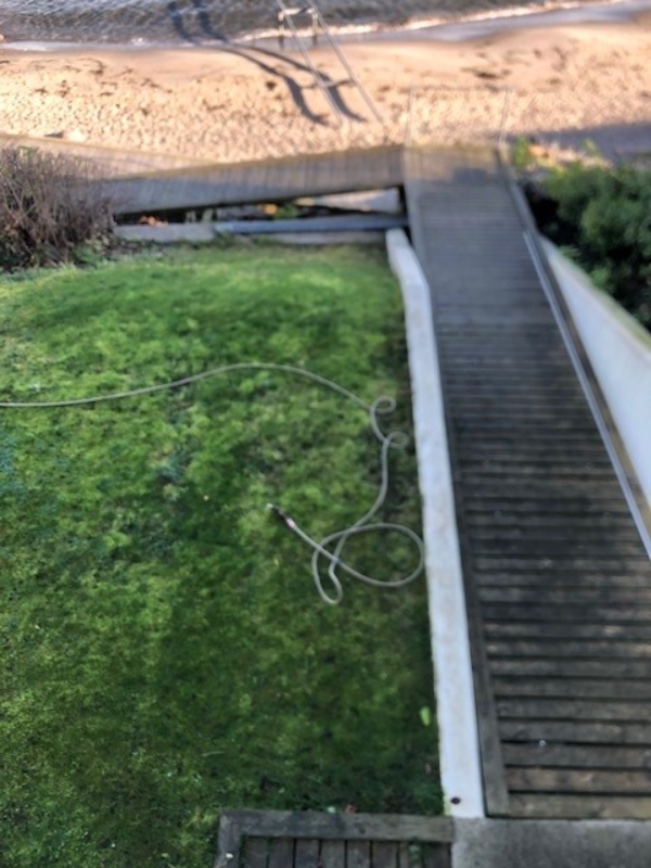 Nedrivning og bortkørsel af stor (lang) trærampe