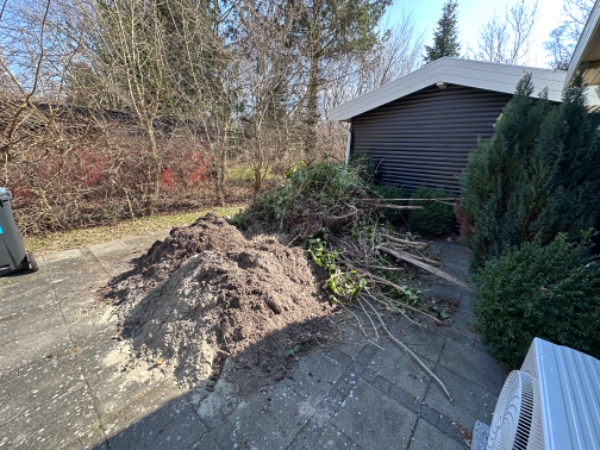 Jord, et væltet træ og haveaffald