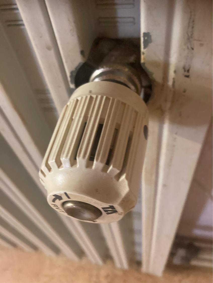 Radiator er stadig lidt varm 