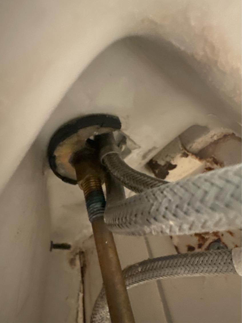 Vandhane på badeværelse er løs, og drypper