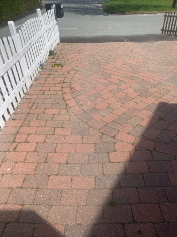 Omlægning af ca. 12 m2 herregårdssten i indkørsel, som skal hæves til i vatter med stabilgrus