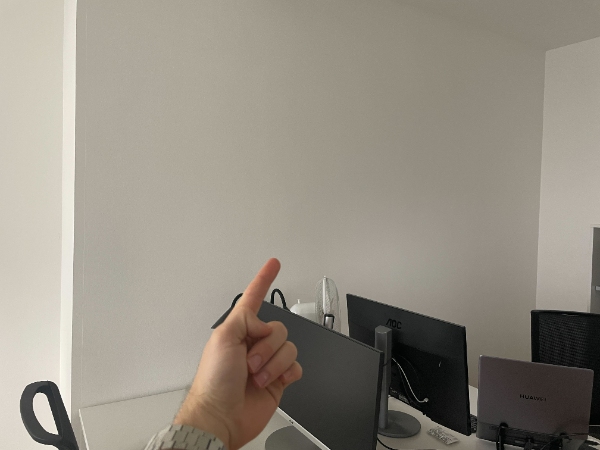 Opsætning af akkustikpaneler med tilskæring af sav til stikkontakter