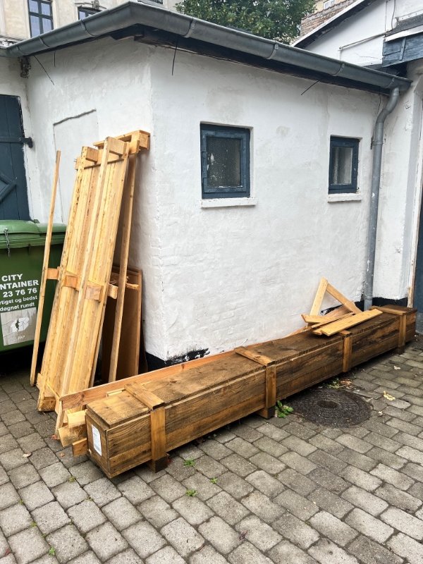 en lang trækasse (3m) skal hentes, samt nogle 3 træpaller og 2 varmeblæsere