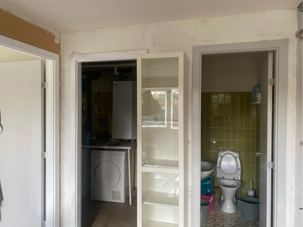 Microcement + montering af nyt toi og håndvask