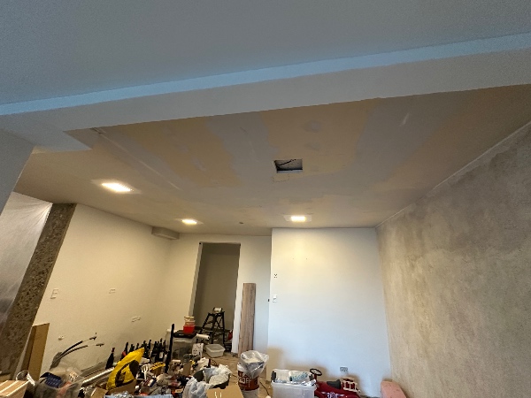 slibning af loft samt maling af loft og vægge