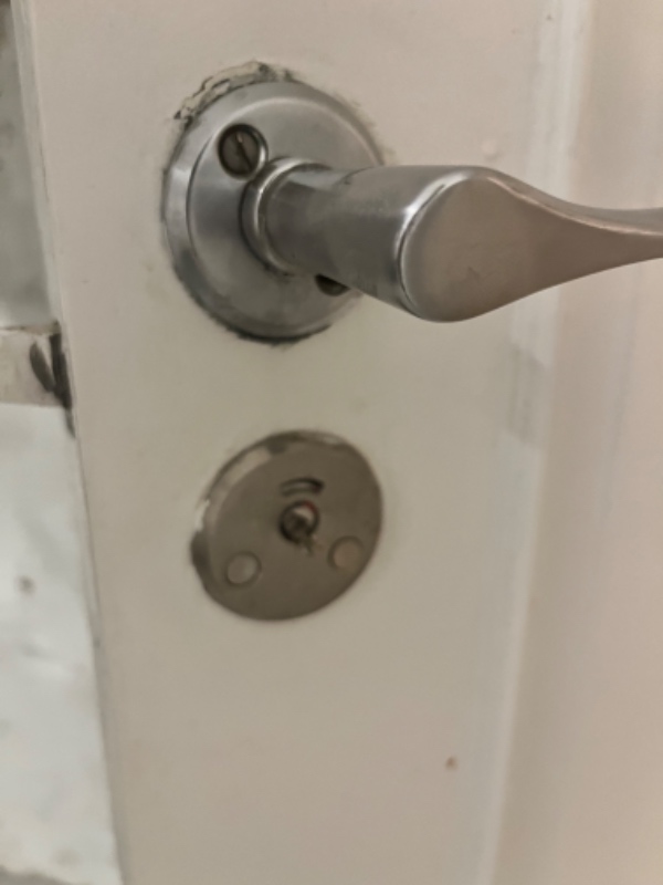 Skifte dørhåndtag i husets døre. Flere sidder løst og giver sig, når man tager i dem.