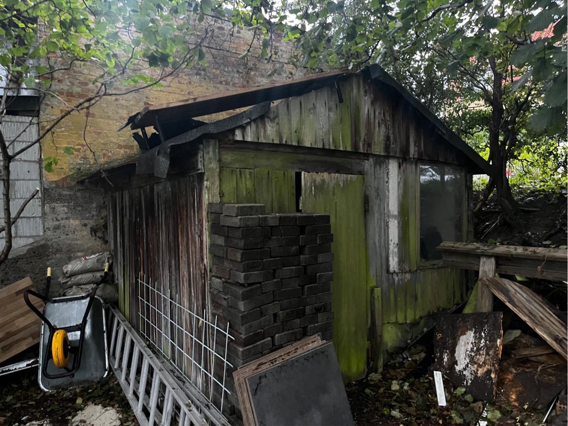 Oprydning i og nedrivning af skur, samt bortskaffelse