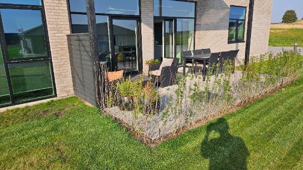 Havehegn rundt om terrasse