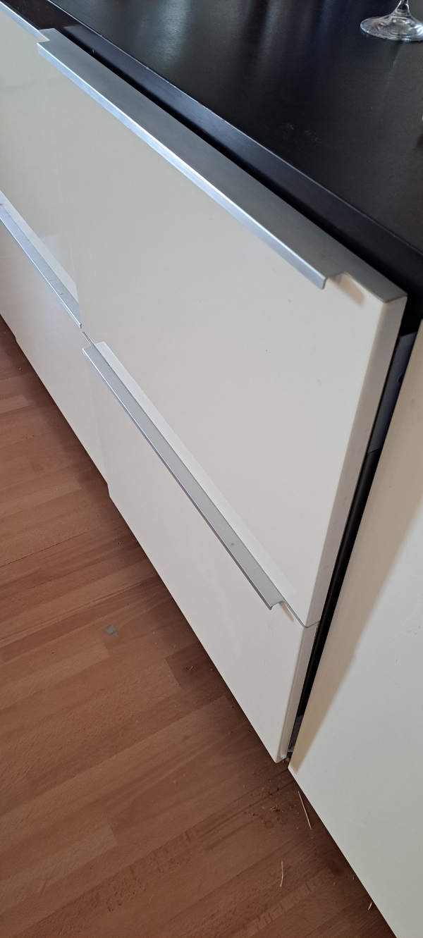 Front til IKEA Villboda opvaskemaskine med Våglig skinner. Front og skinner passer ikke sammen.