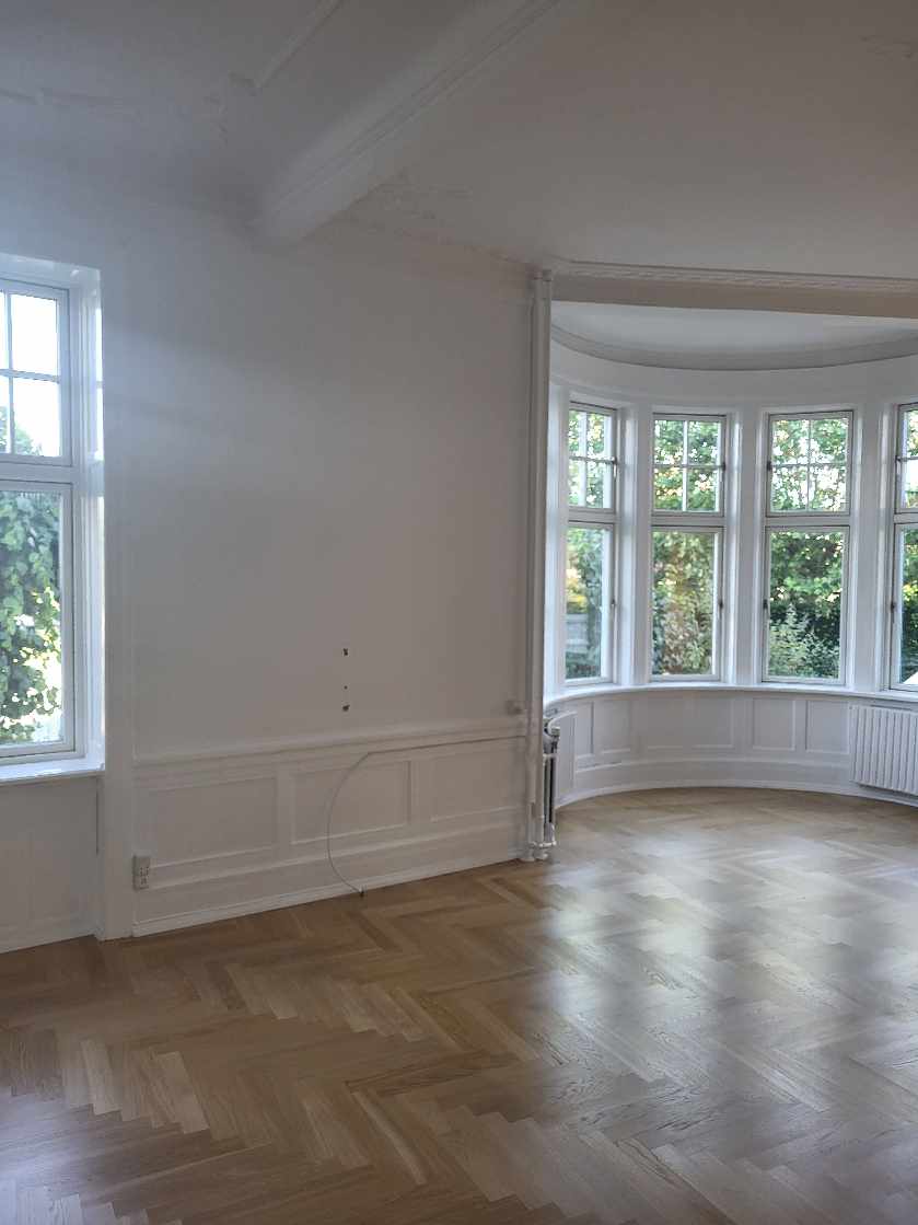 Slibning og lakering af gulv.