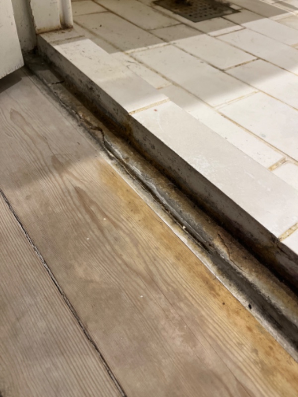 Opkandt/dørkant til badeværelse