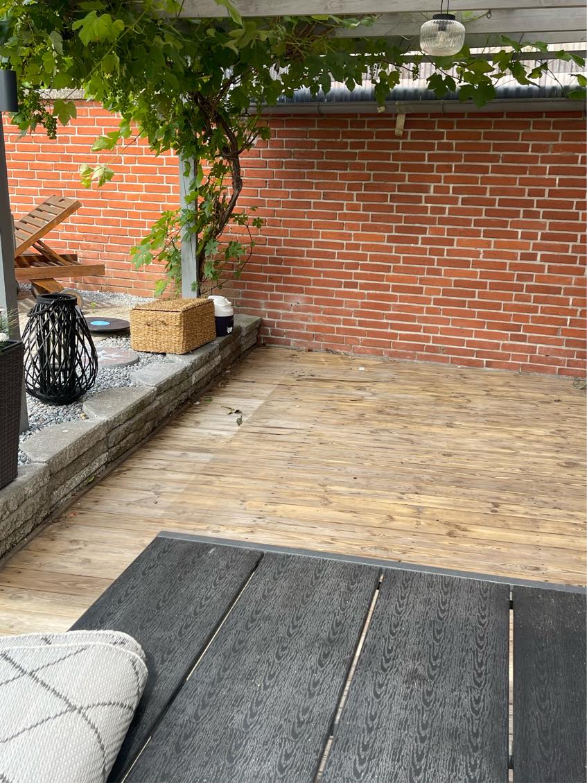 Nedtagning af gamle trapezt plader, opsætning at nye på lille overdækket terrasse .Alt indkøbt, hjælp ved jorden.