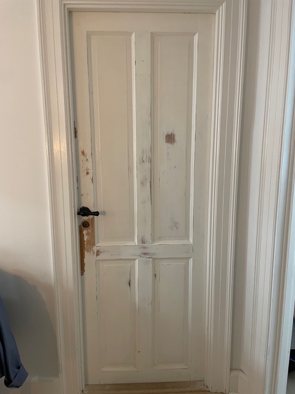 Fjernelse af maling på træ dør