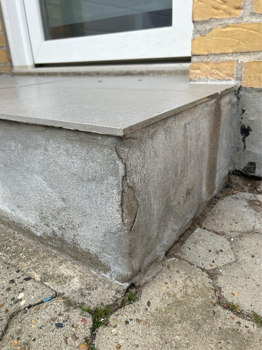 Murer-arbejde: Løs mursten og enkelte skader på sokkel og trappe skal udbedres